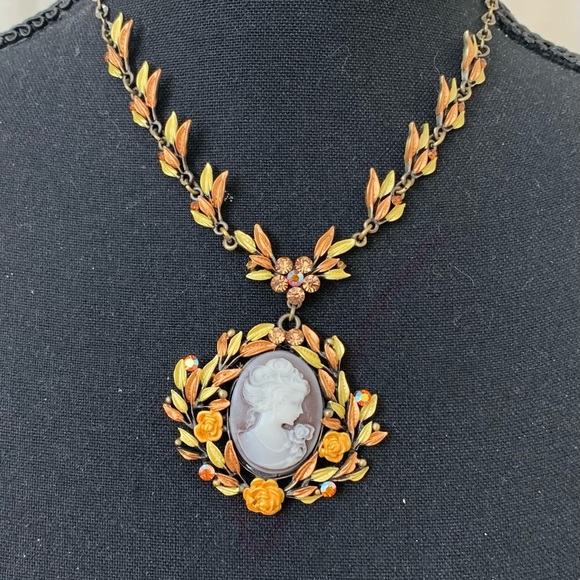 Jewelry - Beautiful vintage cameo necklace in shades of amber cameo itself is grey/brown